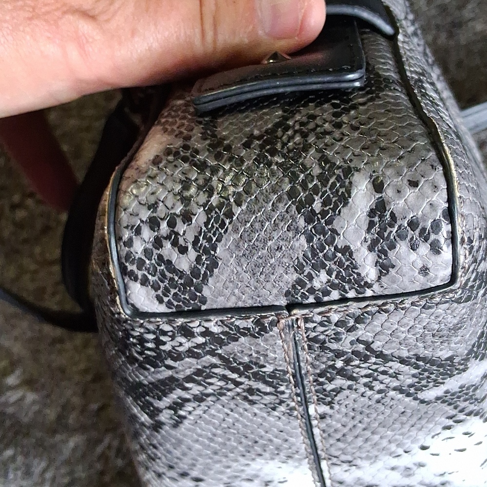 VERA WANG Snake-Print Crossbody GREAT CONDITION. - Picture 5 of 9